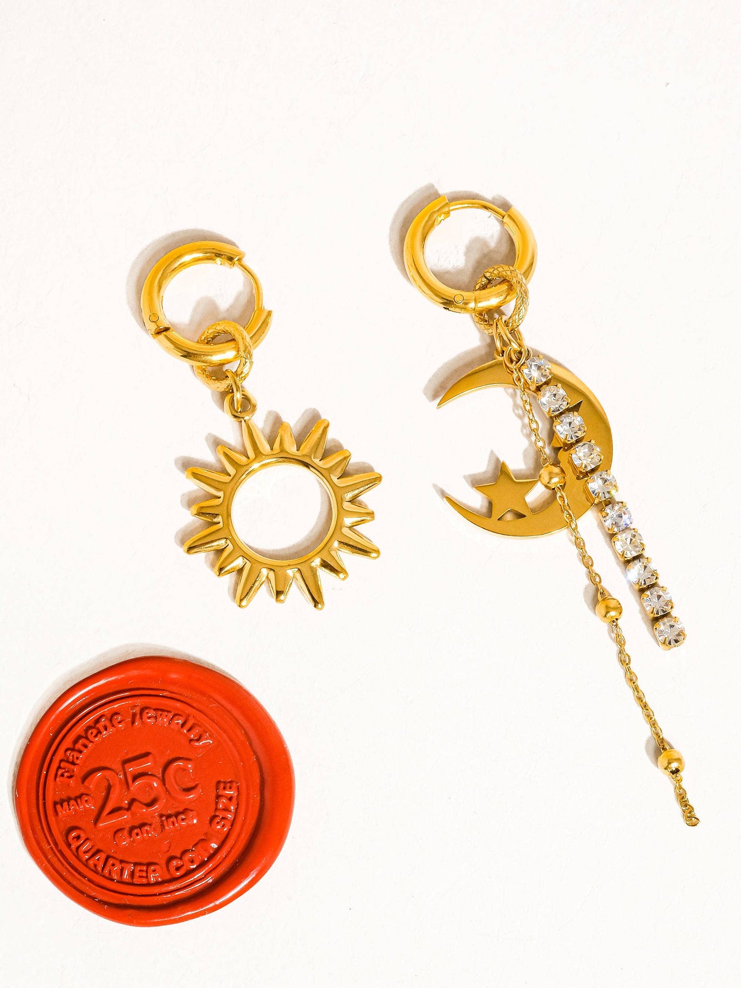 Edmée Mismatch Sun and Moon Earring: Yellow Gold