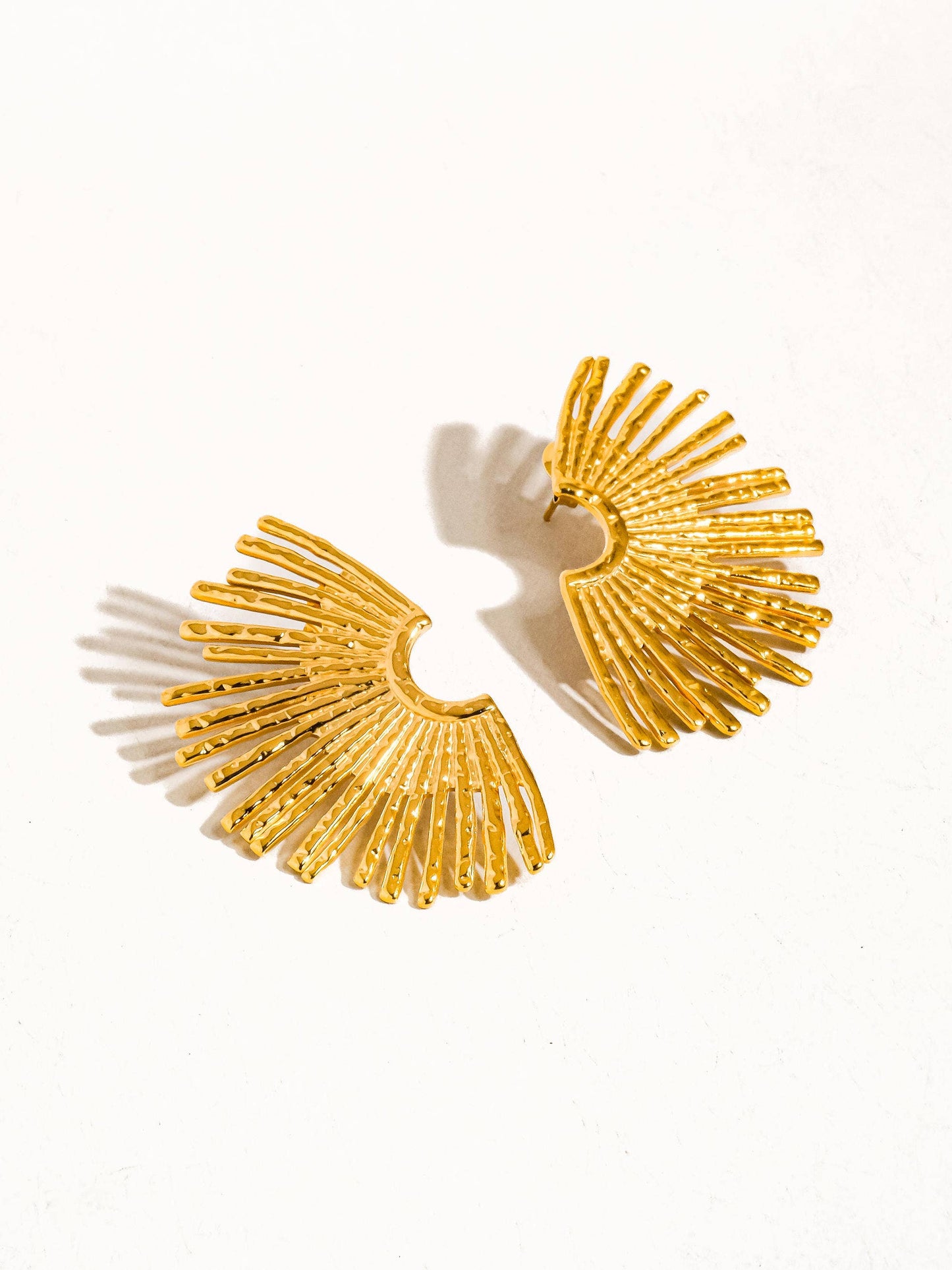 Bisous Gold Plating Non-Tarnish Sunburst Earring: Yellow Gold