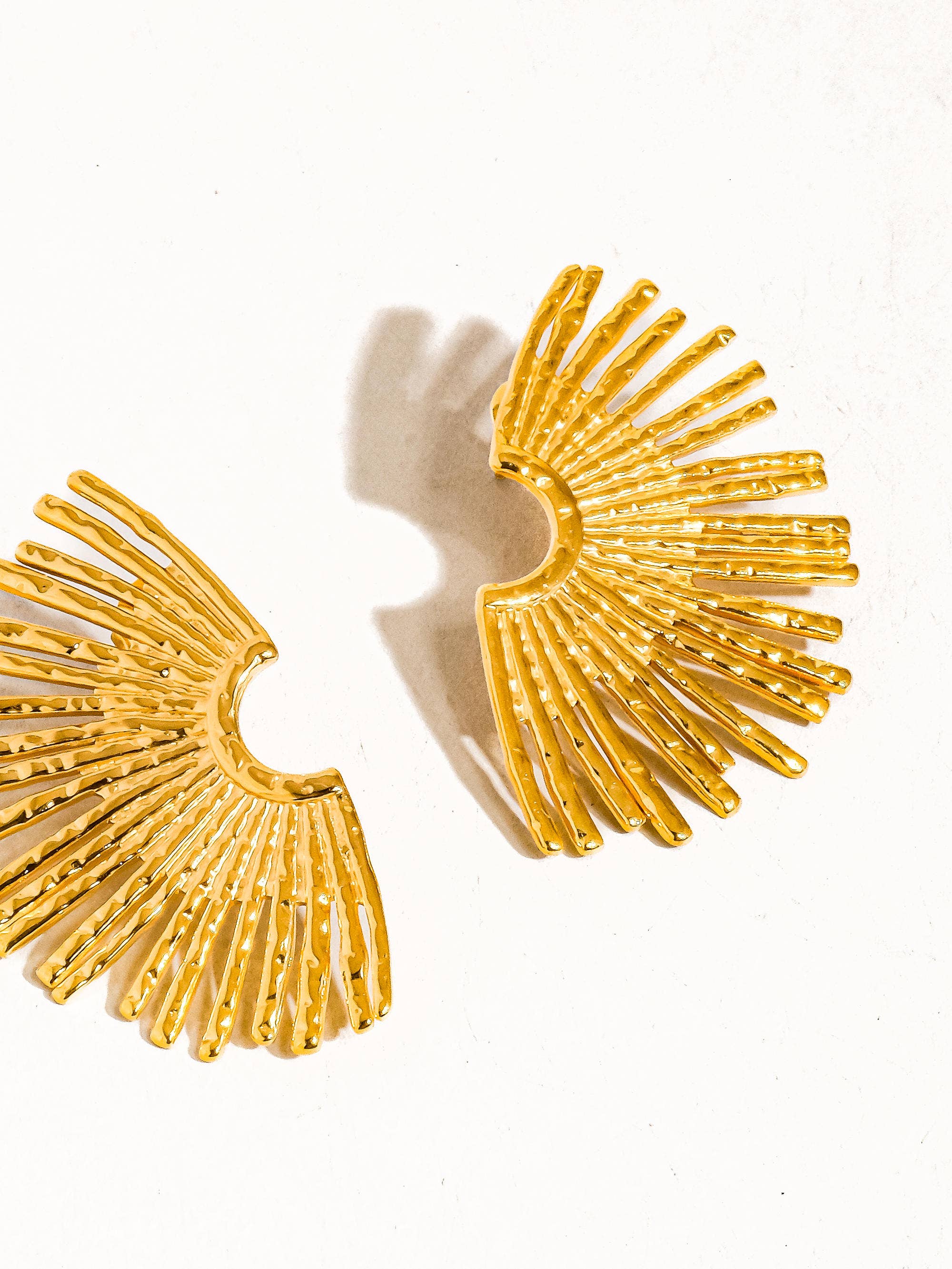 Bisous Gold Plating Non-Tarnish Sunburst Earring: Yellow Gold